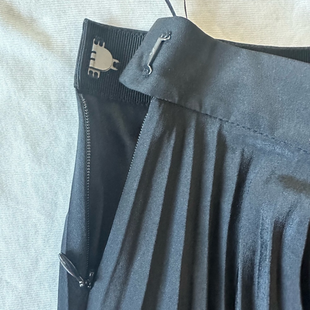 Burberry Uniform Elegant Black Pleated Midi Skirt Size 8 - Picture 10 of 16